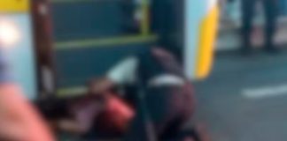 Ônibus atropela idosa na faixa de pedestres dentro do Terminal Central de Uberlândia Socorristas do Samu prestando atendimento a idosa atropelada por ônibus no Terminal Central de Uberlândia.