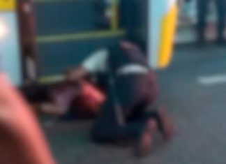 Ônibus atropela idosa na faixa de pedestres dentro do Terminal Central de Uberlândia Socorristas do Samu prestando atendimento a idosa atropelada por ônibus no Terminal Central de Uberlândia.
