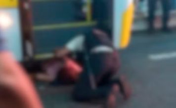 Ônibus atropela idosa na faixa de pedestres dentro do Terminal Central de Uberlândia Socorristas do Samu prestando atendimento a idosa atropelada por ônibus no Terminal Central de Uberlândia.