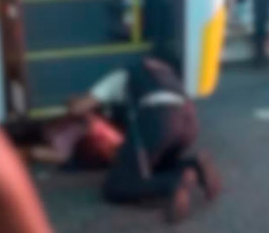 Ônibus atropela idosa na faixa de pedestres dentro do Terminal Central de Uberlândia Socorristas do Samu prestando atendimento a idosa atropelada por ônibus no Terminal Central de Uberlândia.