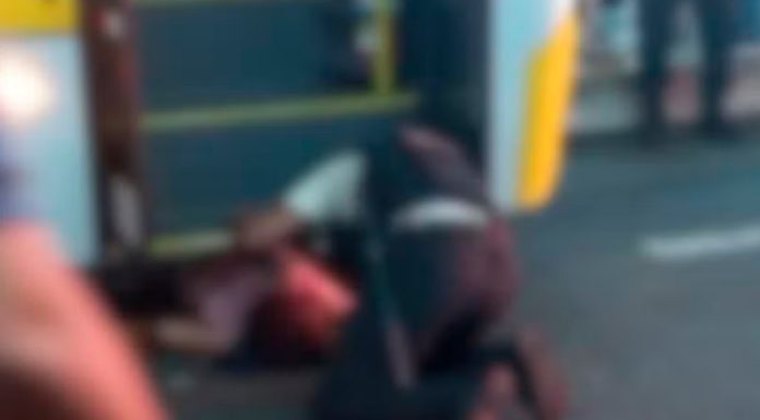 Ônibus atropela idosa na faixa de pedestres dentro do Terminal Central de Uberlândia Socorristas do Samu prestando atendimento a idosa atropelada por ônibus no Terminal Central de Uberlândia.