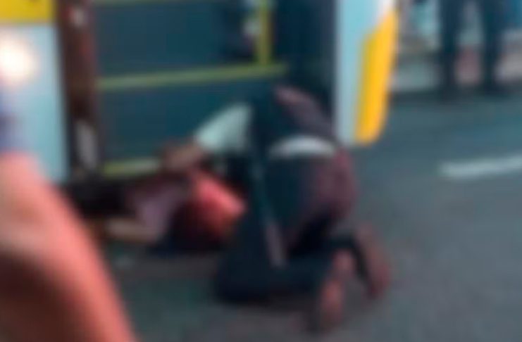 Ônibus atropela idosa na faixa de pedestres dentro do Terminal Central de Uberlândia Socorristas do Samu prestando atendimento a idosa atropelada por ônibus no Terminal Central de Uberlândia.
