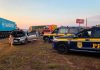 Motorista de 69 anos é preso e carro clonado é apreendido na BR-365 em Uberlândia Viatura da Polícia Rodoviária Federal parada em rodovia com veículo apreendido ao fundo.