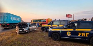 Motorista de 69 anos é preso e carro clonado é apreendido na BR-365 em Uberlândia Viatura da Polícia Rodoviária Federal parada em rodovia com veículo apreendido ao fundo.