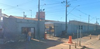 Briga em cela do Presídio Jacy de Assis deixa detento queimado em Uberlândia Fachada externa ilustrativa do Presídio Professor Jacy de Assis em Uberlândia.
