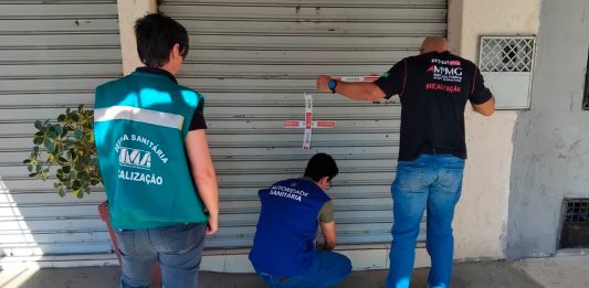 Operação sanitária interdita duas empresas e apreende 5 toneladas de peixe em Uberaba Fiscais da Vigilância Sanitária durante operação de apreensão de peixes irregulares em Uberaba.
