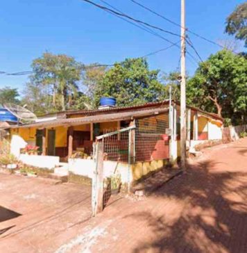 Homem é assassinado a facadas na Represa de Miranda, em Uberlândia Viatura policial e local isolado após homem ser morto a facadas em bar na Represa de Miranda em Uberlândia