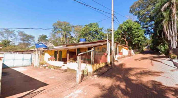 Homem é assassinado a facadas na Represa de Miranda, em Uberlândia Viatura policial e local isolado após homem ser morto a facadas em bar na Represa de Miranda em Uberlândia