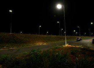 BR-050 recebe iluminação inteligente com tecnologia LED e postes de segurança em Uberlândia Nova iluminação de LED com postes modernos instalada no trecho urbano da BR-050 em Uberlândia.