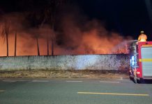 Fumaça e pânico: Série de incêndios em terrenos baldios mobiliza bombeiros em Araguari Bombeiros combatendo incêndio de grande proporção em terreno baldio com fumaça densa em Araguari.
