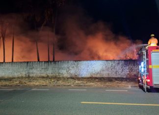 Fumaça e pânico: Série de incêndios em terrenos baldios mobiliza bombeiros em Araguari Bombeiros combatendo incêndio de grande proporção em terreno baldio com fumaça densa em Araguari.