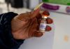 Injeção trimestral de prevenção ao HIV pode ser integrada ao SUS Profissional de saúde segurando seringa com medicamento de prevenção ao HIV em ambiente hospitalar.