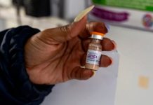 Injeção trimestral de prevenção ao HIV pode ser integrada ao SUS Profissional de saúde segurando seringa com medicamento de prevenção ao HIV em ambiente hospitalar.