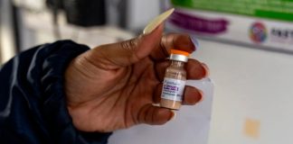 Injeção trimestral de prevenção ao HIV pode ser integrada ao SUS Profissional de saúde segurando seringa com medicamento de prevenção ao HIV em ambiente hospitalar.