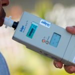 Lei Seca ganha nova regulamentação nacional para blitze, testes e substâncias psicoativas Agente de trânsito realizando abordagem em blitz da Lei Seca