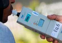 Lei Seca ganha nova regulamentação nacional para blitze, testes e substâncias psicoativas Agente de trânsito realizando abordagem em blitz da Lei Seca
