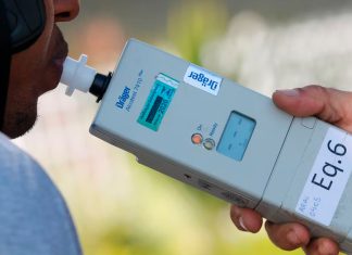 Lei Seca ganha nova regulamentação nacional para blitze, testes e substâncias psicoativas Agente de trânsito realizando abordagem em blitz da Lei Seca