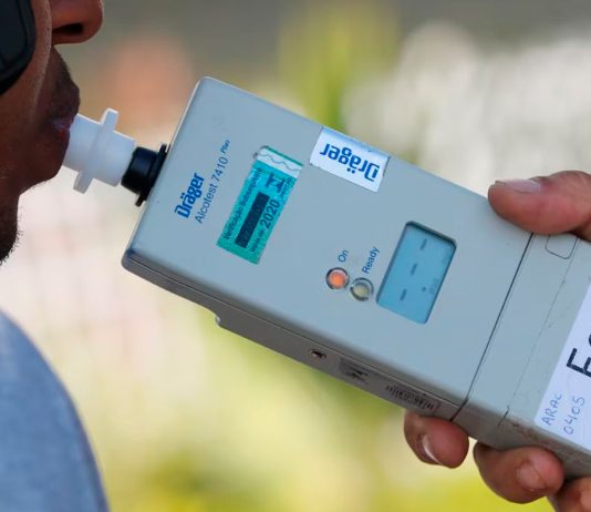 Lei Seca ganha nova regulamentação nacional para blitze, testes e substâncias psicoativas Agente de trânsito realizando abordagem em blitz da Lei Seca
