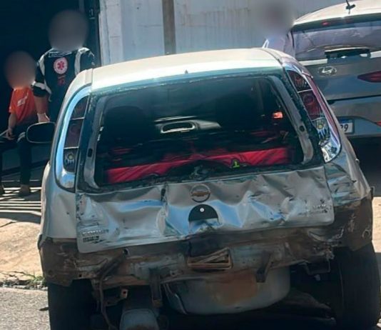 Acidente em Uberlândia: Ônibus colide com carro na Avenida Iraque e deixa feridos Viatura e trânsito interditado após ônibus colidir com carro na Avenida Iraque em Uberlândia