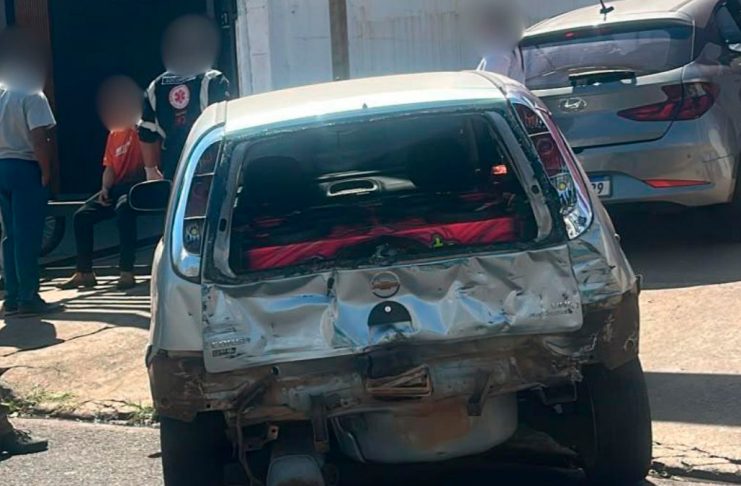 Acidente em Uberlândia: Ônibus colide com carro na Avenida Iraque e deixa feridos Viatura e trânsito interditado após ônibus colidir com carro na Avenida Iraque em Uberlândia