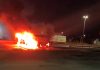 Ônibus com cerca de 20 trabalhadores pega fogo na BR-050 em Uberaba Ônibus tomado por chamas e fumaça escura às margens da BR-050 em Uberaba.