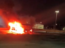 Ônibus com cerca de 20 trabalhadores pega fogo na BR-050 em Uberaba Ônibus tomado por chamas e fumaça escura às margens da BR-050 em Uberaba.