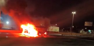Ônibus com cerca de 20 trabalhadores pega fogo na BR-050 em Uberaba Ônibus tomado por chamas e fumaça escura às margens da BR-050 em Uberaba.