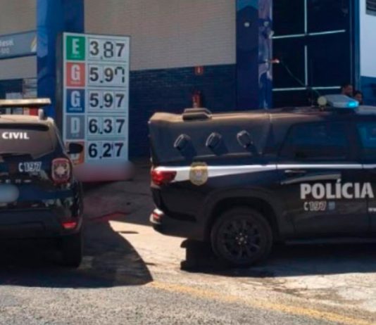 Dois empresários do setor de combustíveis são presos por roubo com falsa abordagem em Uberlândia Viaturas da Polícia Civil em operação nas ruas de Uberlândia