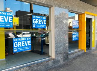 Greve dos bancários fecha agências em Uberlândia nesta quinta-feira (20); entenda os motivos Agência bancária com portas fechadas e aviso de paralisação em Uberlândia.