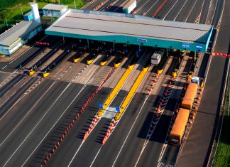 Pedágio na BR-050 terá reajuste de 12% a partir de segunda-feira Veículos passando por uma praça de pedágio na BR-050