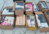 Procon apreende mais de 5,5 mil produtos falsificados e irregulares em Uberaba Caixas de perfumes falsificados e óculos apreendidos durante operação do Procon em Uberaba