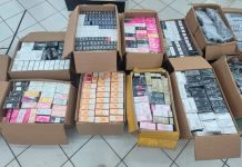 Procon apreende mais de 5,5 mil produtos falsificados e irregulares em Uberaba Caixas de perfumes falsificados e óculos apreendidos durante operação do Procon em Uberaba