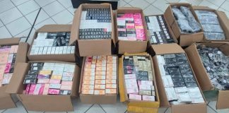 Procon apreende mais de 5,5 mil produtos falsificados e irregulares em Uberaba Caixas de perfumes falsificados e óculos apreendidos durante operação do Procon em Uberaba