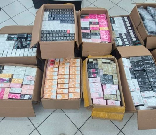 Procon apreende mais de 5,5 mil produtos falsificados e irregulares em Uberaba Caixas de perfumes falsificados e óculos apreendidos durante operação do Procon em Uberaba