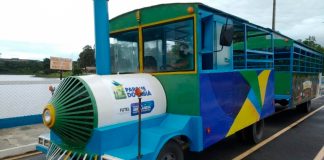 Parque do Sabiá retoma passeios de trenzinho neste sábado dentro do aniversário da cidade Trenzinho colorido e reformado circulando pelo Parque do Sabiá em Uberlândia com famílias passeando.