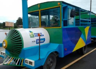 Parque do Sabiá retoma passeios de trenzinho neste sábado dentro do aniversário da cidade Trenzinho colorido e reformado circulando pelo Parque do Sabiá em Uberlândia com famílias passeando.