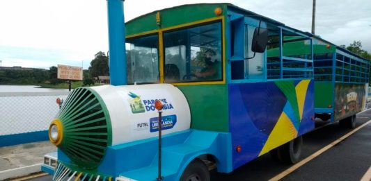 Parque do Sabiá retoma passeios de trenzinho neste sábado dentro do aniversário da cidade Trenzinho colorido e reformado circulando pelo Parque do Sabiá em Uberlândia com famílias passeando.