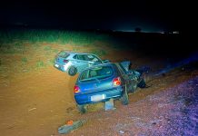 Grave acidente entre dois veículos na LMG-810 resulta em morte no Triângulo Mineiro Viaturas de resgate e carros danificados após colisão frontal na rodovia LMG-810 em Pirajuba.