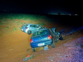 Grave acidente entre dois veículos na LMG-810 resulta em morte no Triângulo Mineiro Viaturas de resgate e carros danificados após colisão frontal na rodovia LMG-810 em Pirajuba.
