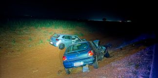 Grave acidente entre dois veículos na LMG-810 resulta em morte no Triângulo Mineiro Viaturas de resgate e carros danificados após colisão frontal na rodovia LMG-810 em Pirajuba.
