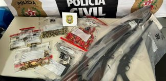 Idoso é preso em Rio Paranaíba após ameaçar esposa e filha grávida com arsenal de armas Armas de fogo e munições apreendidas pela polícia durante operação em Rio Paranaíba.