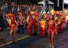 Prefeitura de Uberlândia abre inscrições com R$ 76 mil em auxílio para blocos do Carnaval 2027 Foliões fantasiados em um bloco de rua durante o Carnaval em Uberlândia.
