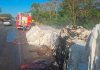 Caminhão com algodão tomba, pega fogo na BR-365 em Coromandel e mobiliza equipes de resgate Caminhão tombado na BR-365 em Coromandel com a carga de algodão em chamas e fumaça preta