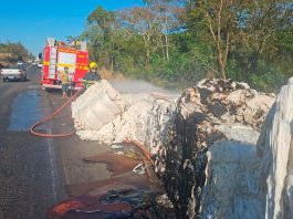 Caminhão com algodão tomba, pega fogo na BR-365 em Coromandel e mobiliza equipes de resgate Caminhão tombado na BR-365 em Coromandel com a carga de algodão em chamas e fumaça preta