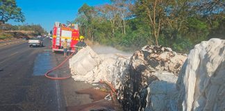 Caminhão com algodão tomba, pega fogo na BR-365 em Coromandel e mobiliza equipes de resgate Caminhão tombado na BR-365 em Coromandel com a carga de algodão em chamas e fumaça preta