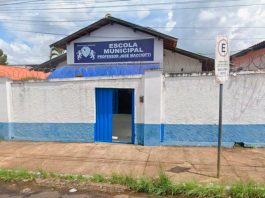 Polícia investiga aluna suspeita de distribuir bebida alcoólica em escola municipal de Uberaba Fachada de escola municipal em Uberaba onde ocorre investigação sobre suposta distribuição de bebida alcoólica.