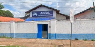 Polícia investiga aluna suspeita de distribuir bebida alcoólica em escola municipal de Uberaba Fachada de escola municipal em Uberaba onde ocorre investigação sobre suposta distribuição de bebida alcoólica.
