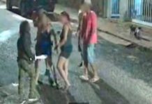 Homem é assassinado a facadas ao tentar impedir agressão contra mulher em Uberlândia Viatura da polícia e movimentação em rua de Uberlândia representando caso de homicídio.