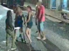 Homem é assassinado a facadas ao tentar impedir agressão contra mulher em Uberlândia Viatura da polícia e movimentação em rua de Uberlândia representando caso de homicídio.