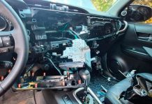 Operação policial desarticula quadrilha especializada em furtos de Hilux em Uberaba e Uberlândia Caminhonete Hilux recuperada e parcialmente desmontada durante operação policial contra furtos de veículos em Minas Gerais.